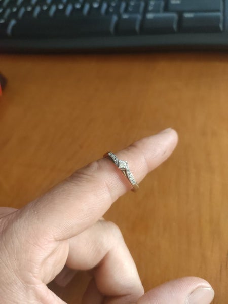 9CT Gold - 11 diamond ring ??64595346338946112