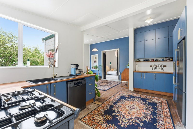 Character Villa on a Classic Quarter Acre!!64595591146114111