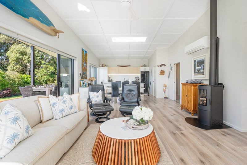 Light Space Lifestyle in the Heart of Cooks Beach64616107748355112