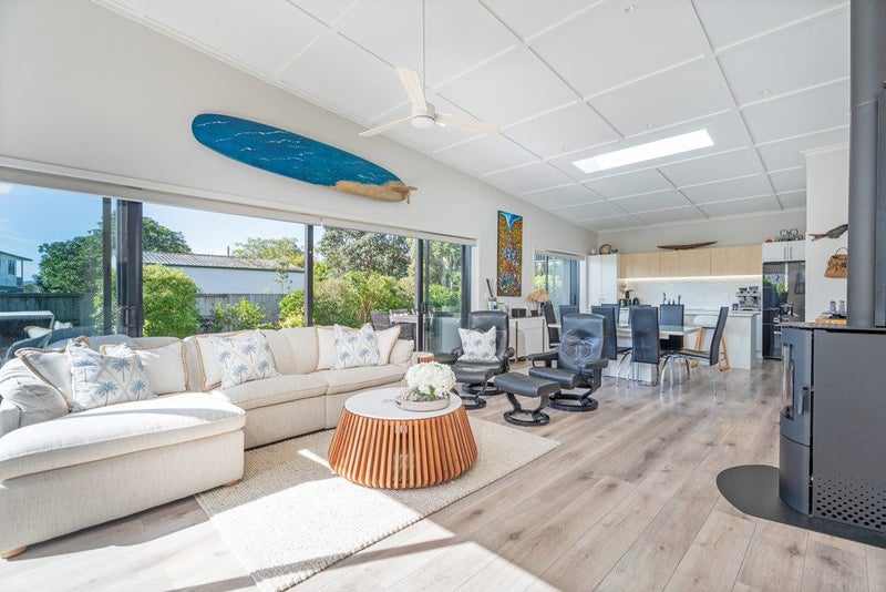 Light Space Lifestyle in the Heart of Cooks Beach64616107748355113