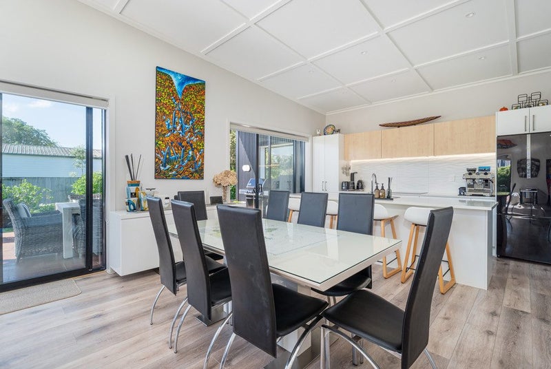 Light Space Lifestyle in the Heart of Cooks Beach64616107748355114