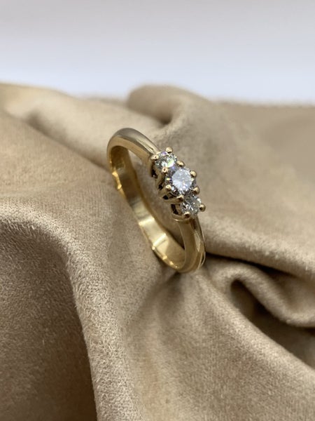 "SWEET GIFT" 9ct Gold 3 Stone Diamond Ring *Perfect Gift* Carousel 1