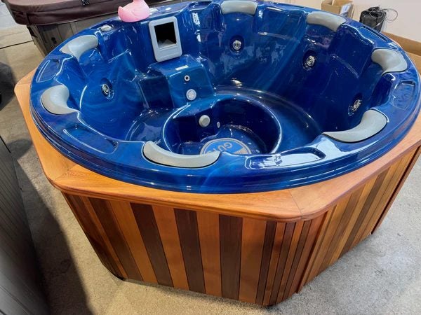 Trueform Extreme Family Cedar Spa - NZ MADE- 7 Seater - Ozone - HEAT PUMP READY Carousel 2