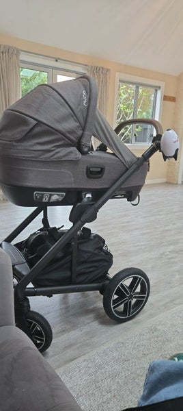 Nuna Cari next basinet and rain cover Carousel 1