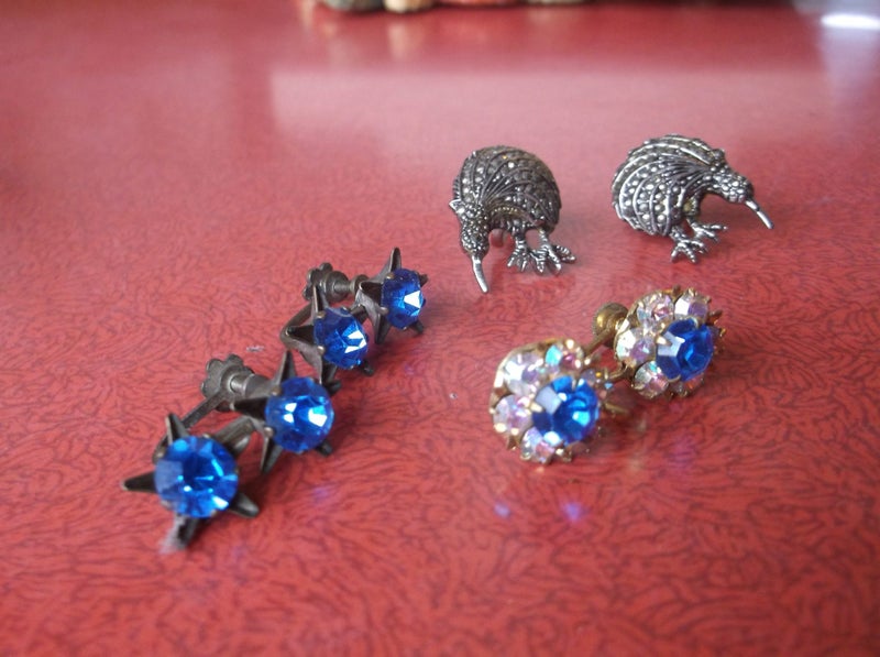 3 PAIRS OF VINTAGE SCREW ON EARRINGS Carousel 1