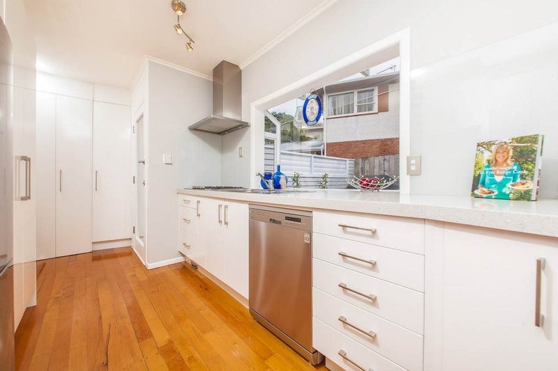 Forrest Hill, 3 bedrooms64613133543938111