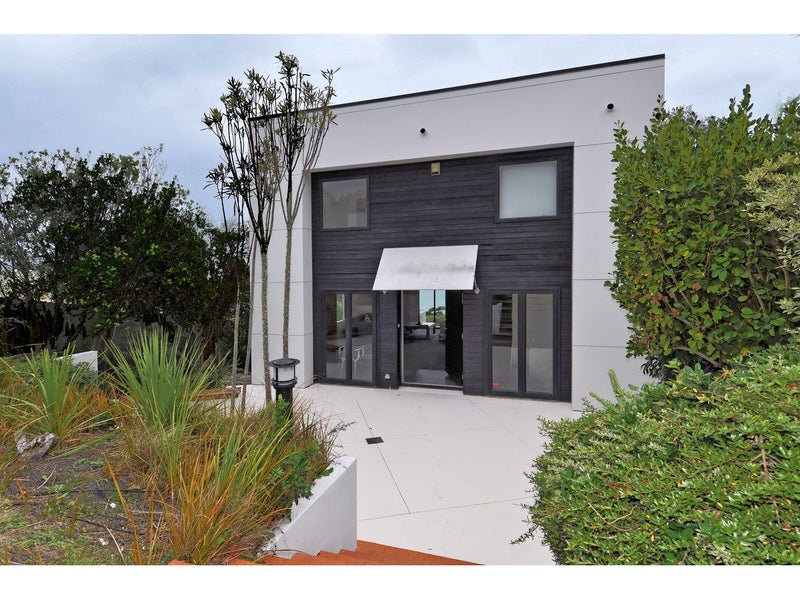 ESTATE SALE64613329666178111