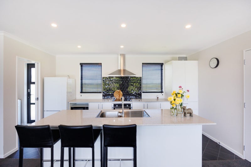 Modern Lifestyle Living In Halcombe!64614526599171114