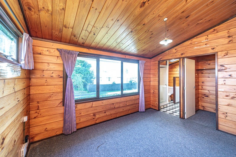 Lock in this attractive Lockwood!64614626048643114