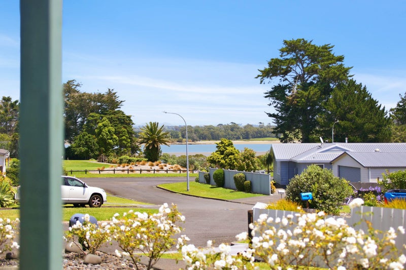 Modern living with golf views!64614922299139112