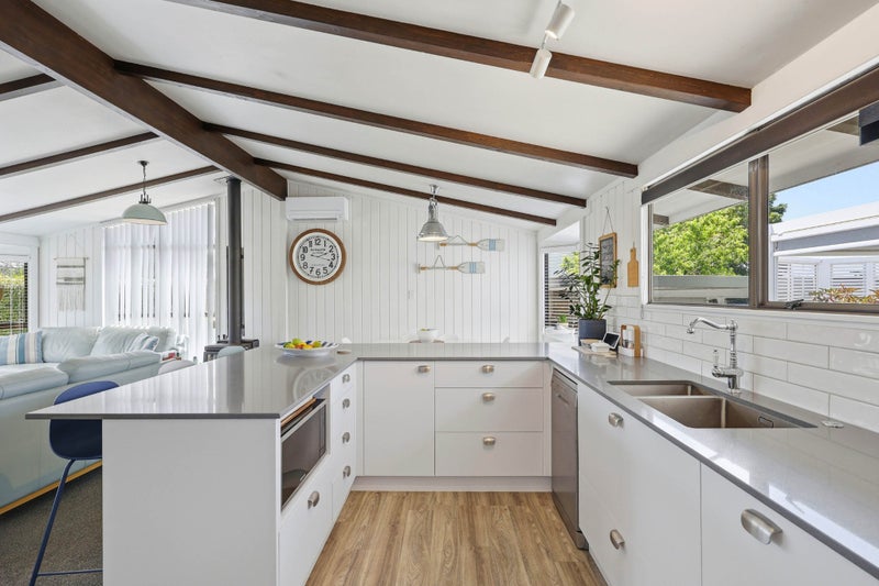 Modern living with golf views!64614922299139114