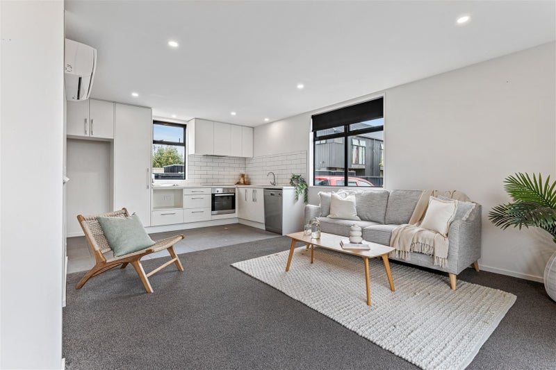 Sunny 2-Bed, 2-Bath Near the CBD64615317321473112