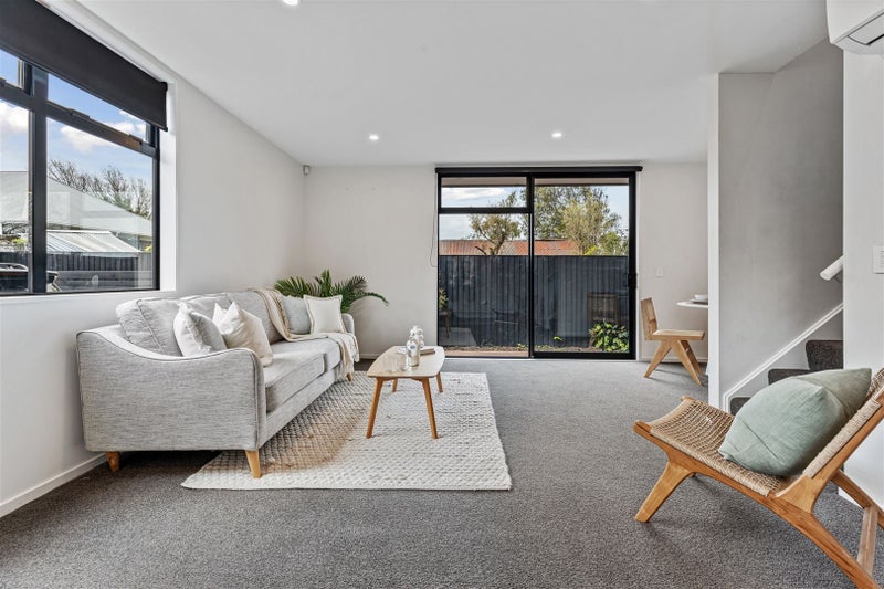 Sunny 2-Bed, 2-Bath Near the CBD64615317321473113