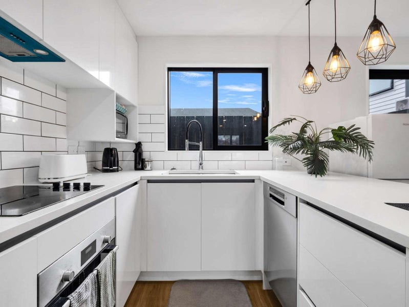 Manurewa, 2 bedrooms64615514386178111