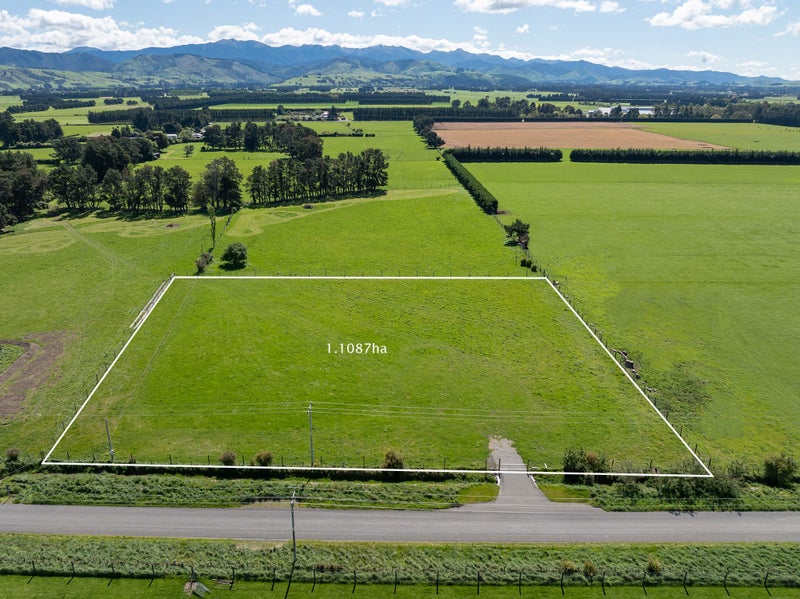 1.1087 Ha, Mountain Views, No Covenants64616708023681110