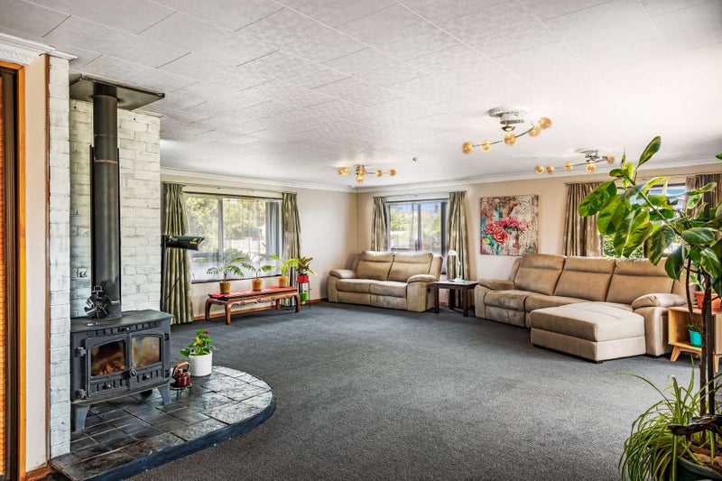 Spacious Family Home - So Much To Offer!64617507396354112