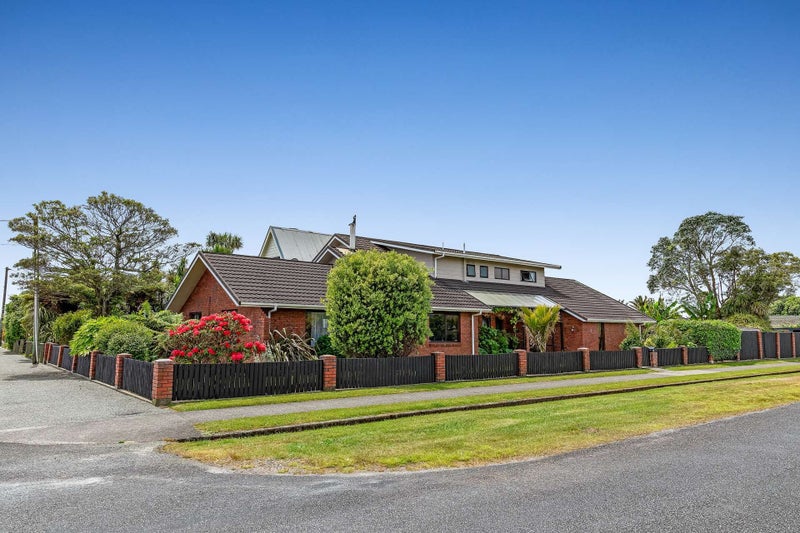 Spacious Family Home - So Much To Offer!64617507396354110