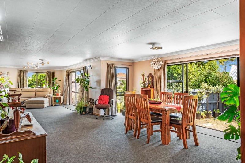 Spacious Family Home - So Much To Offer!64617507396354113