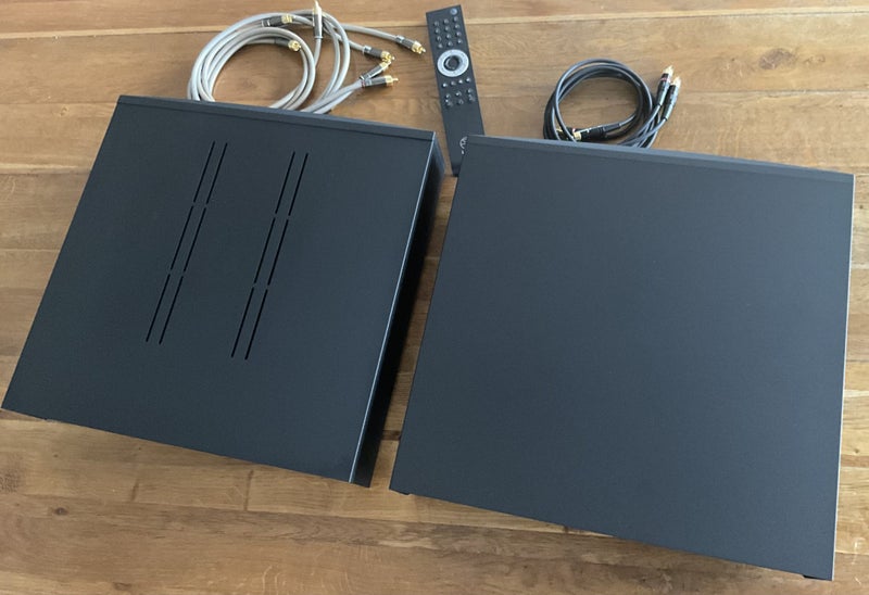 Linn Akurate DSM3 (2022) Pre-Amp Streamer AND Linn Akurate 4200 Power Amplifier Carousel 2