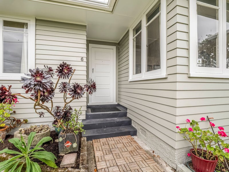 A Garden-Lover's Dream With A Bonus Studio64618794297217112