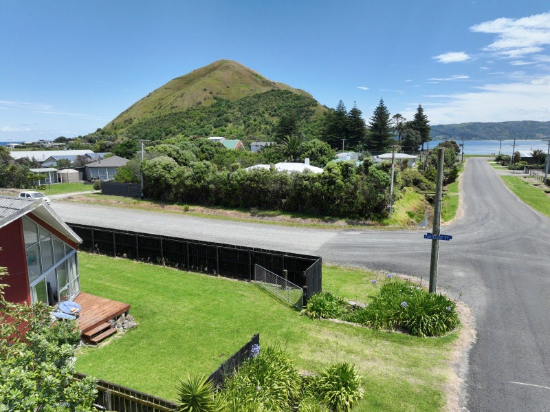 Sunny, tidy & turn-key unit…walk everywhere64624295278851111