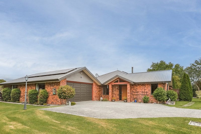 Spacious Living with Immaculate Gardens64624798187906110