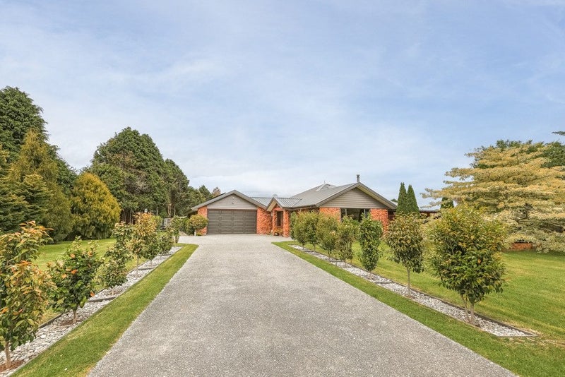 Spacious Living with Immaculate Gardens64624798187906111