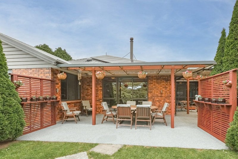 Spacious Living with Immaculate Gardens64624798187906112