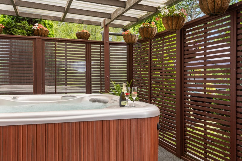 Spacious Living with Immaculate Gardens64624798187906113