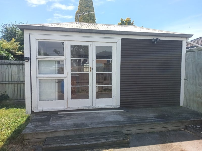 Sleepout on steel frame. 5140mm long 2750 wide 2500mm high(exterior wall height) Carousel 2