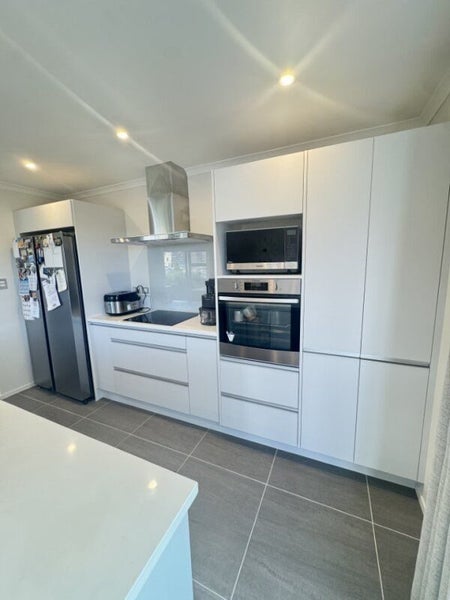 Hobsonville, 3 bedrooms64626289875842111