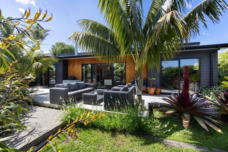 Botanical oasis. Convenient location.64626994217347110