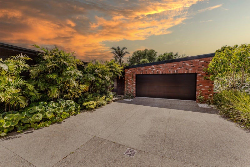 Botanical oasis. Convenient location.64626994217347112