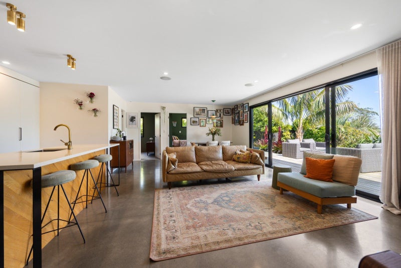 Botanical oasis. Convenient location.64626994217347114