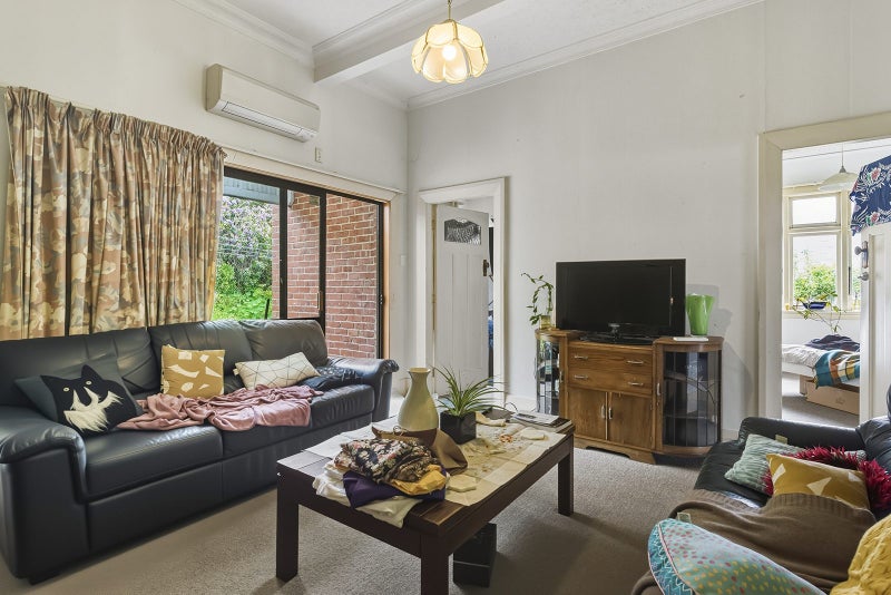 Charming bungalow with space & potential64627286207747112