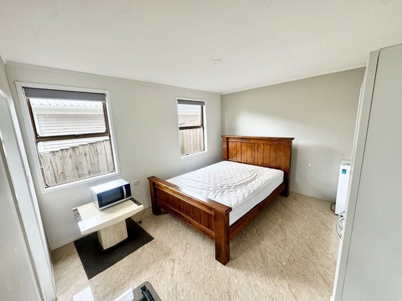 Mount Roskill, Studio64627094299267110