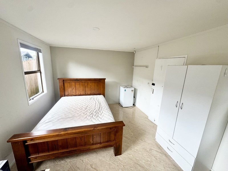 Mount Roskill, Studio64627094299267112