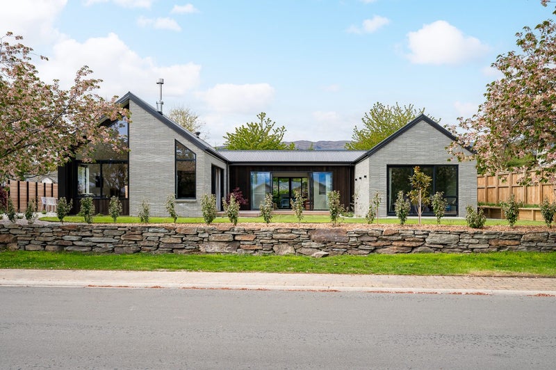 Hyland Lux Lifestyle64627180554883110