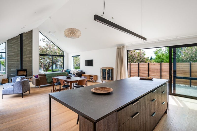 Hyland Lux Lifestyle64627180554883112