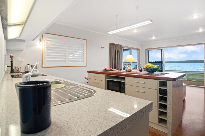 Ongare Point Harbourfront Character Bach64627877523459114