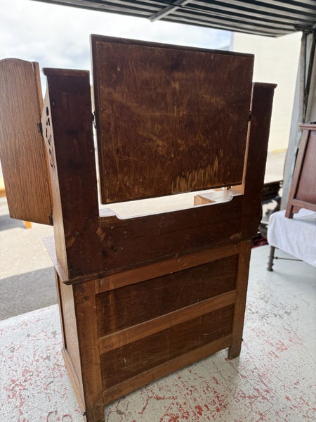 A Vintage Solid Oak Arts & Crafts Movement Dresser Carousel 20