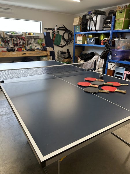 Table tennis table and 5 table tennis bats.64628349342465110