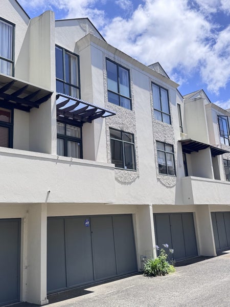 Epsom, 3 bedrooms64631125983746111