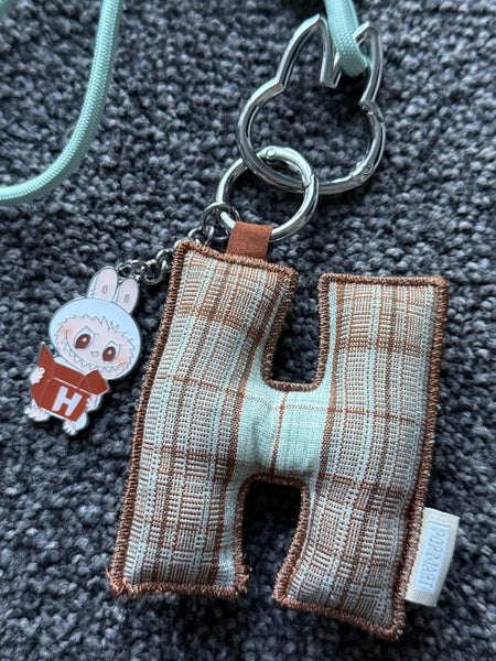 THE MONSTERS-PIN FOR LOVE-POP MART-LETTER PENDANT ‘H’-BRAND NEW! Carousel 2