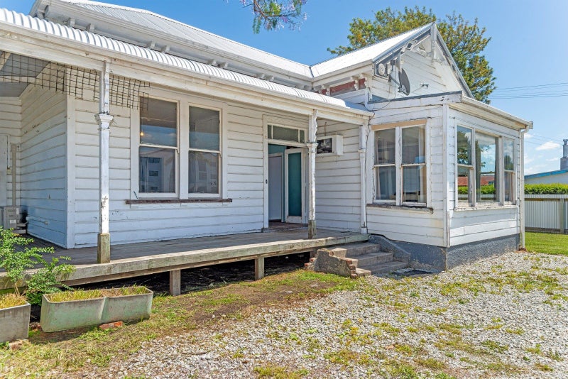 Dual Flats, One Impressive Villa!64638936087169113