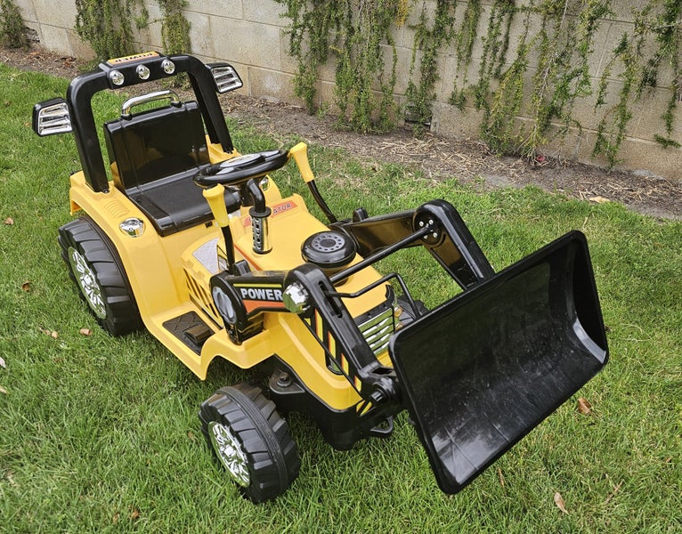 Kids ride-on tractor loader Carousel 1