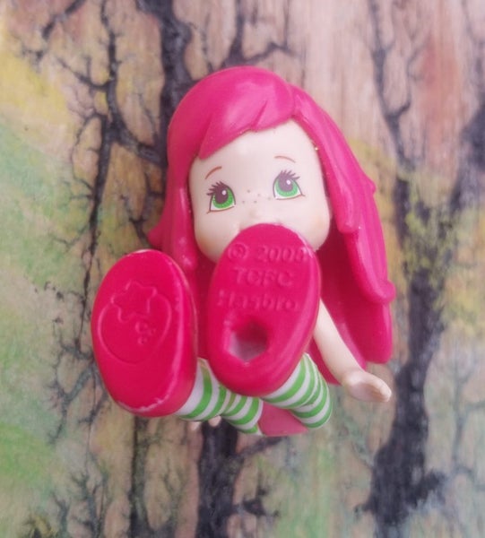 ***Tiny Treasures*** Strawberry shortcake mini doll - 2008 Carousel 2