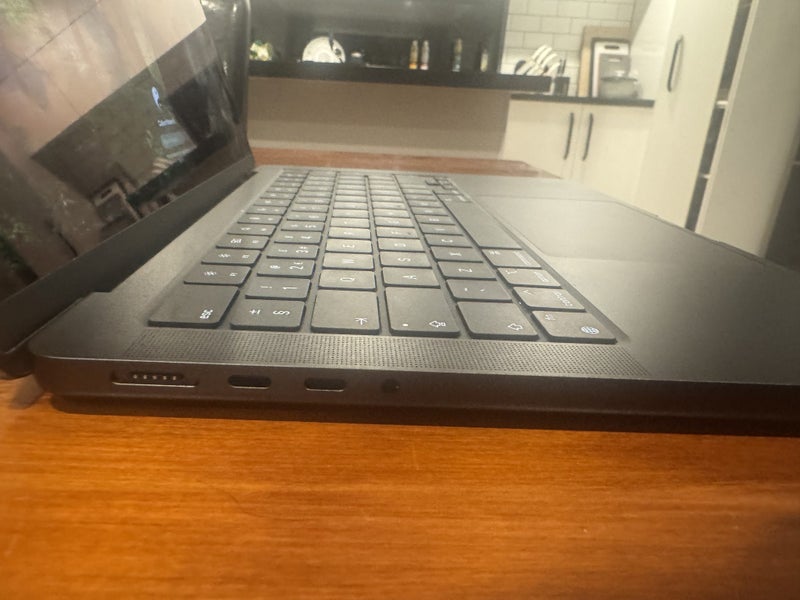 Apple MacBook Pro, M4, 14” Display 1TB, 16GB RAM, 2024 (Space Grey)64646034426625112