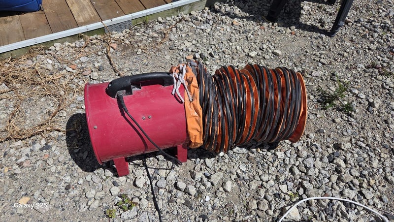 300mm (12”) industrial ventilation / extraction fan with flexible ducting. Carousel 1