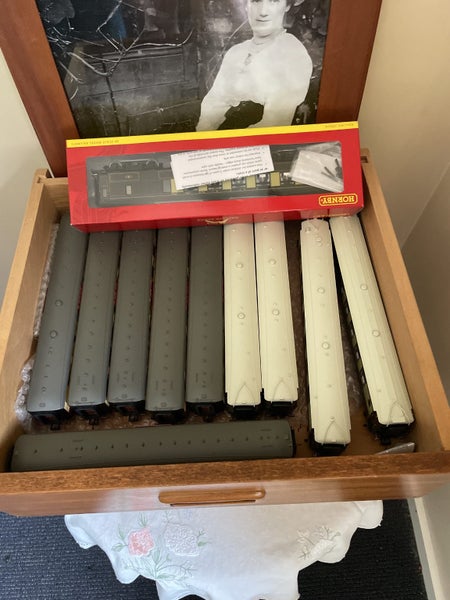 Multiple HO scale train sets64646492530945114